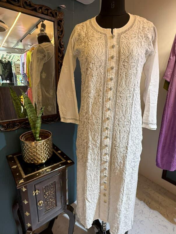 Noor-e-Nazaakat | White Muslin Chikankari Elegance